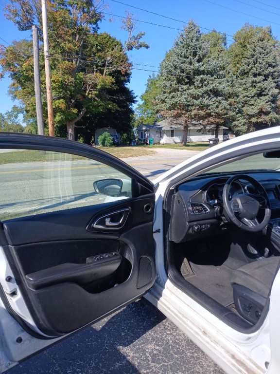 2015 Chrysler 200 Image 13