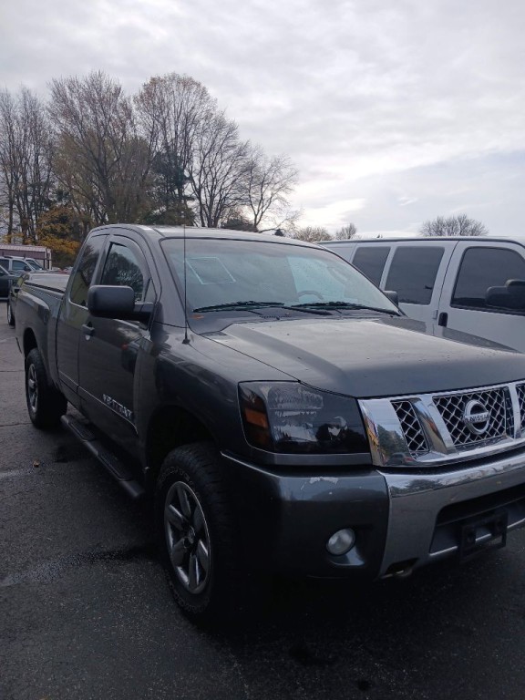 2011 Nissan Titan Image 2