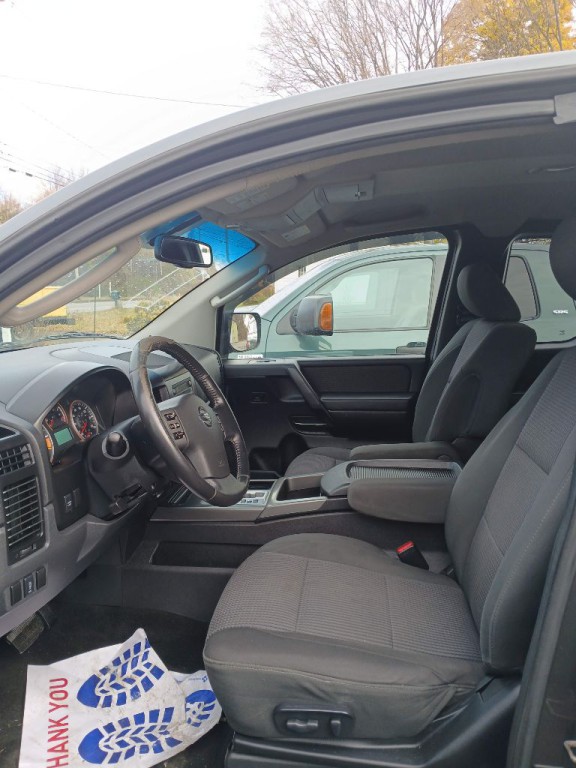 2011 Nissan Titan Image 12