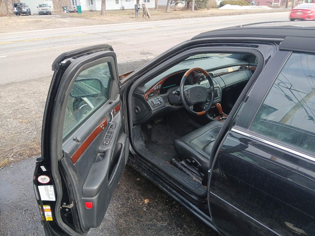 2005 Cadillac DeVille Image 2