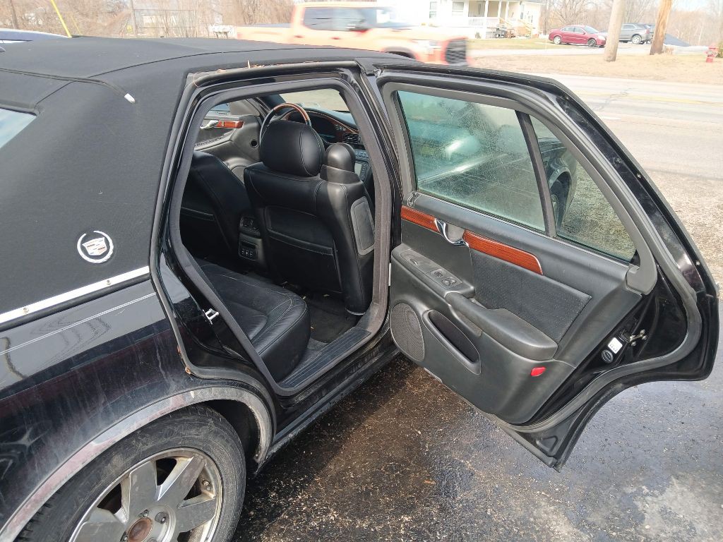 2005 Cadillac DeVille Image 8