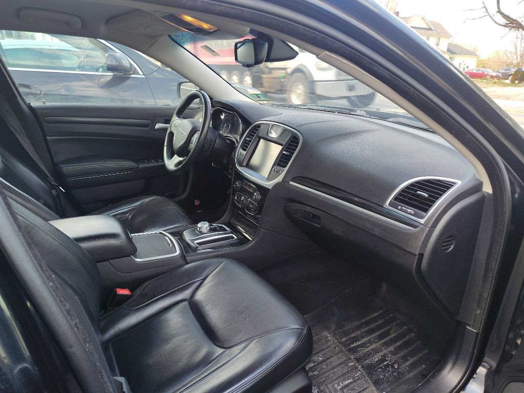 2015 Chrysler 300 Image 7