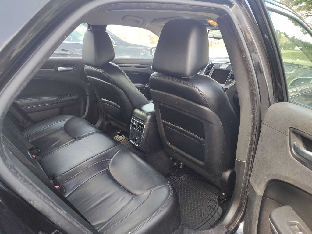 2015 Chrysler 300 Image 8