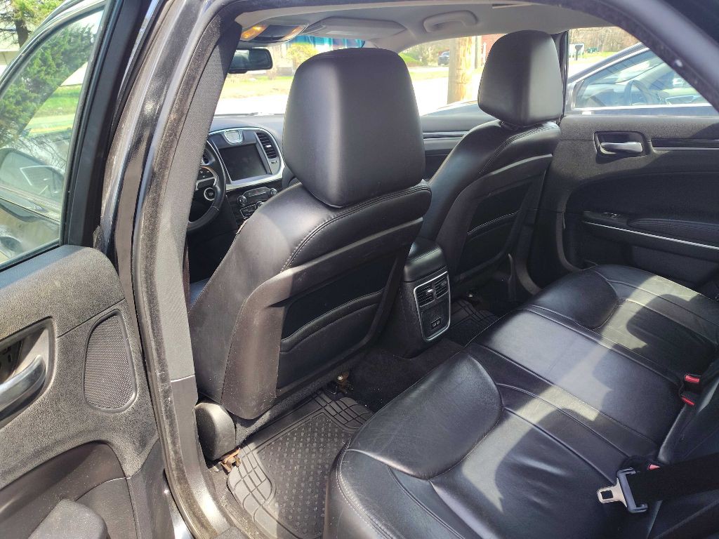 2015 Chrysler 300 Image 9