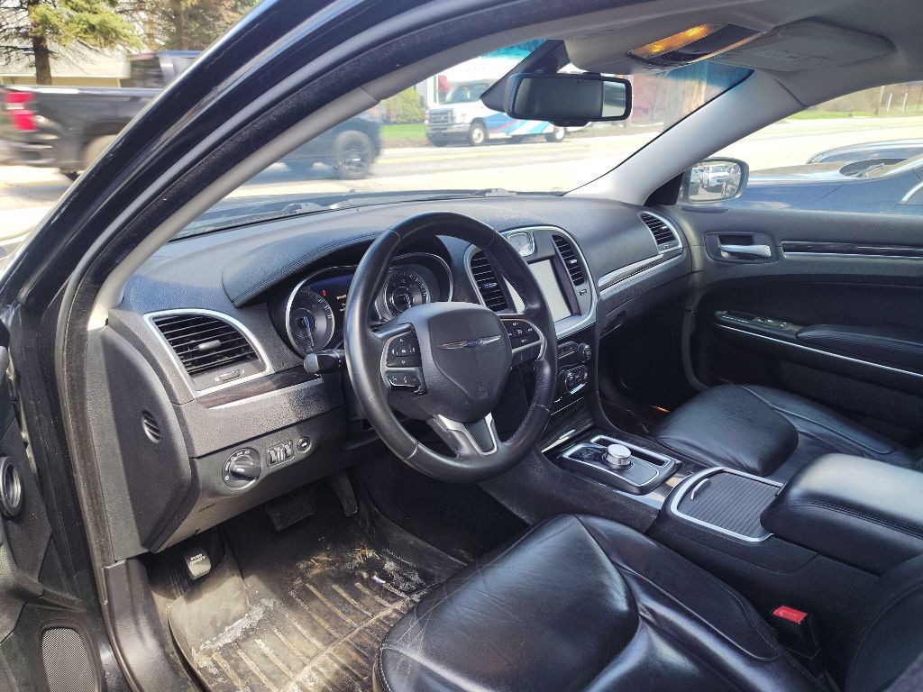 2015 Chrysler 300 Image 10