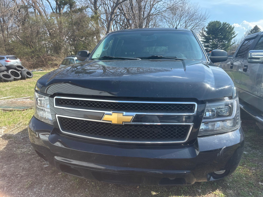 2012 Chevrolet Suburban Image 2