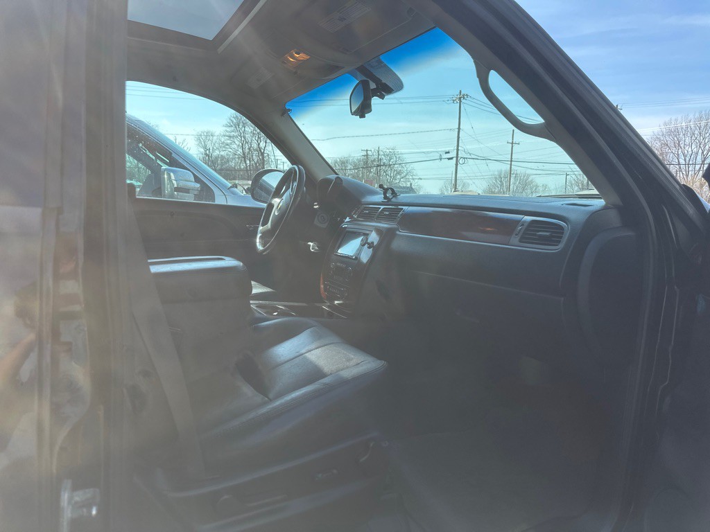 2012 Chevrolet Suburban Image 7