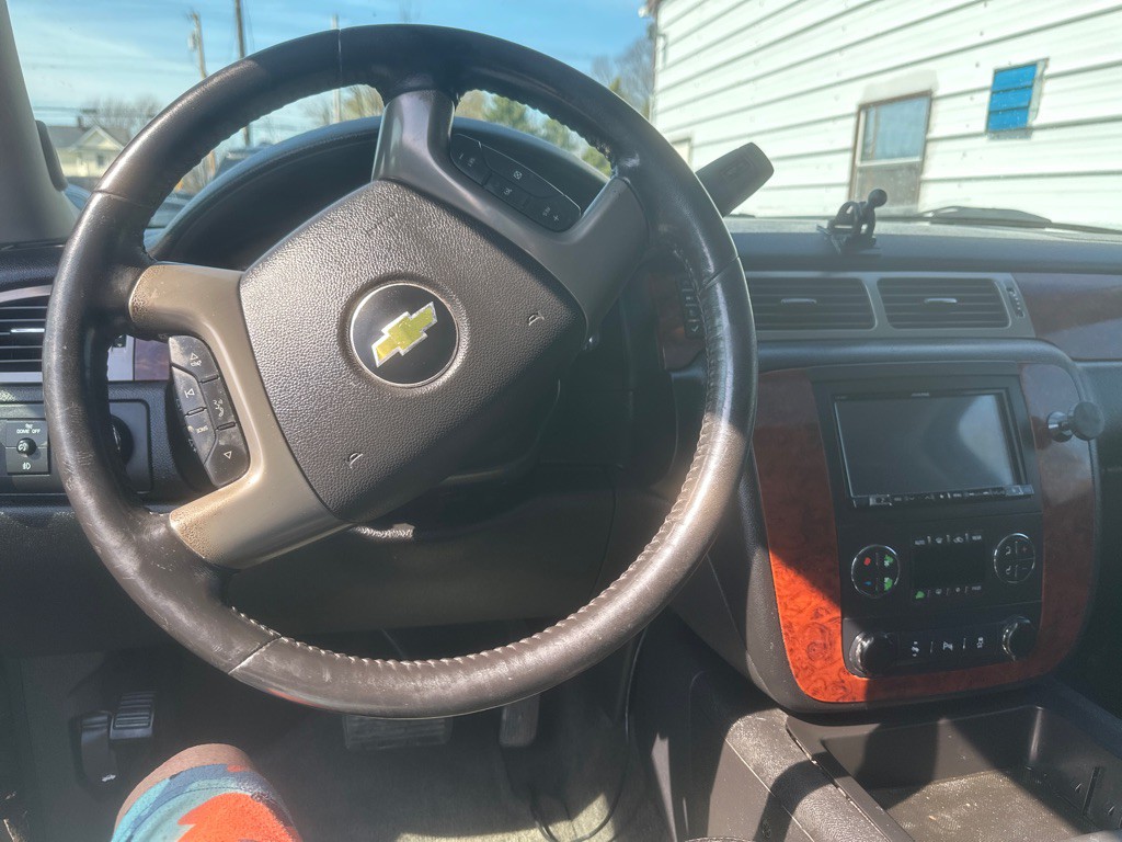 2012 Chevrolet Suburban Image 11