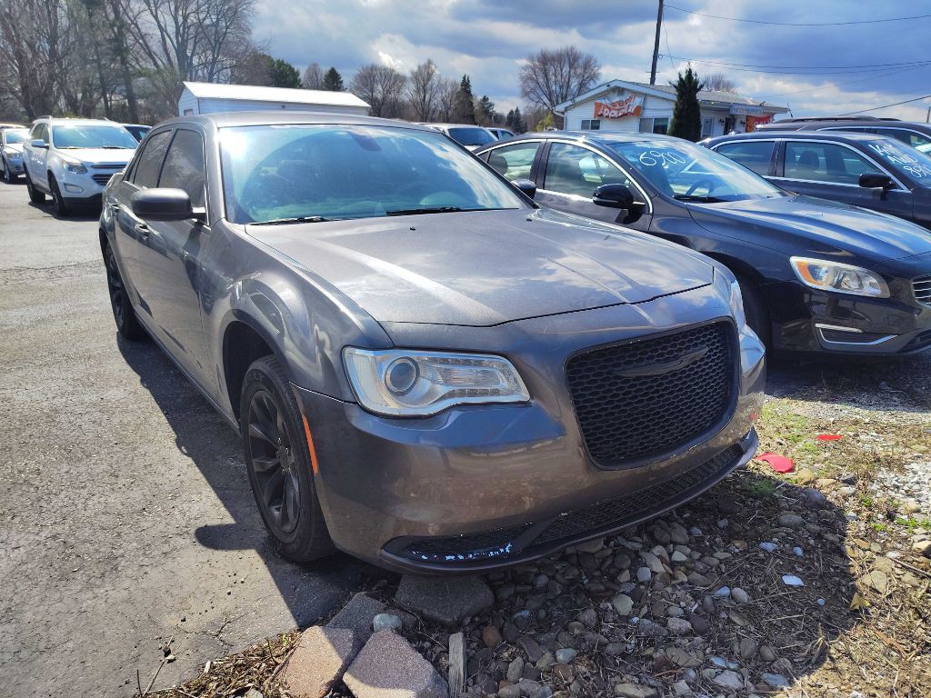 2015 Chrysler 300 Image 2
