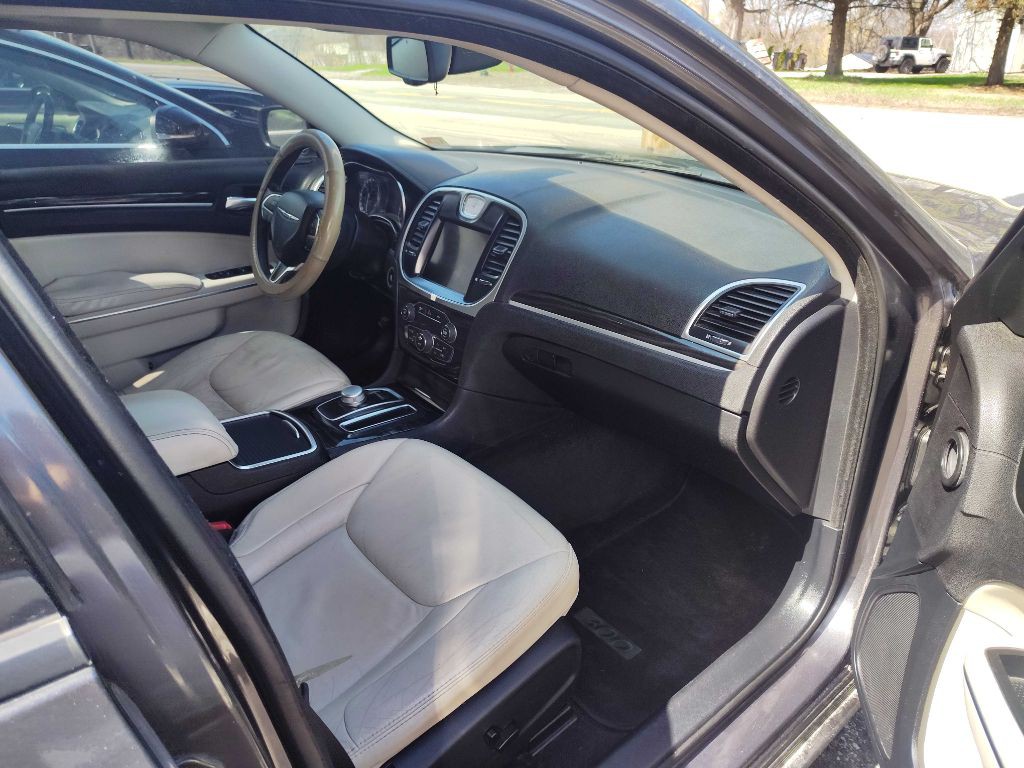 2015 Chrysler 300 Image 7