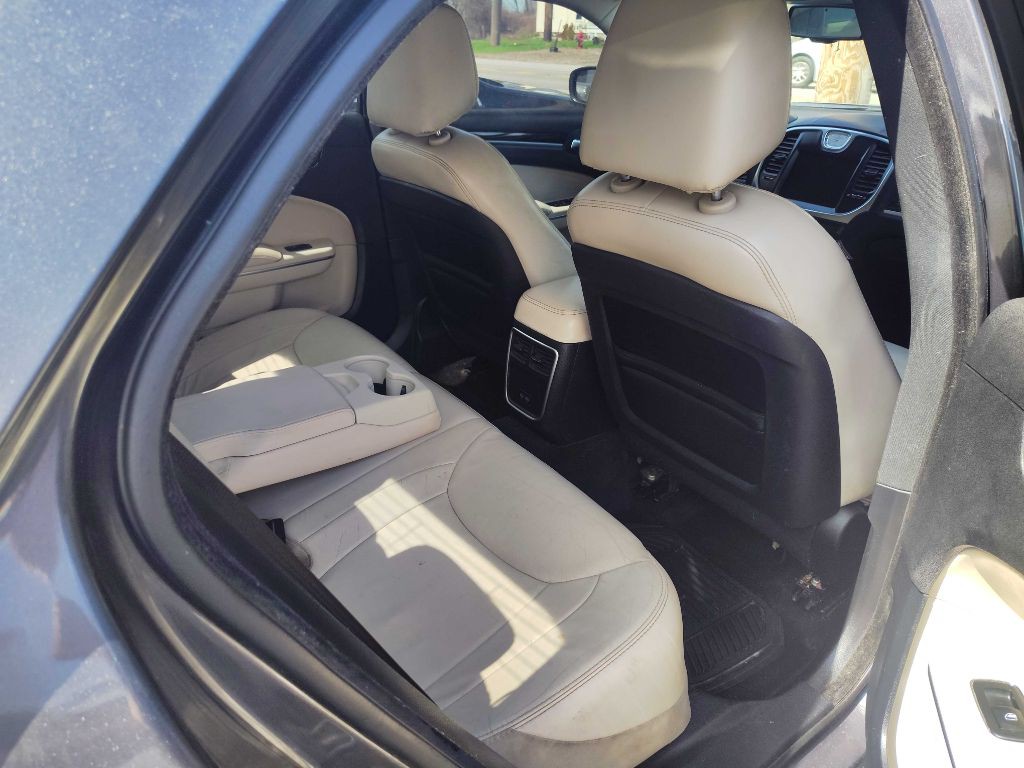 2015 Chrysler 300 Image 8