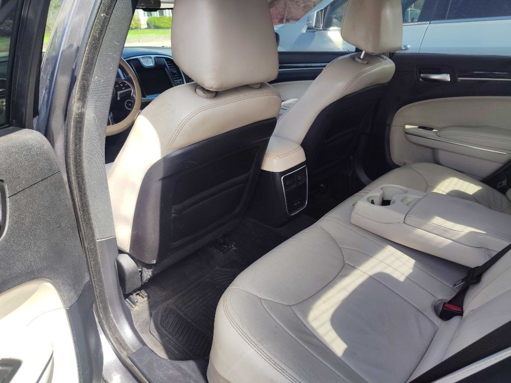 2015 Chrysler 300 Image 9