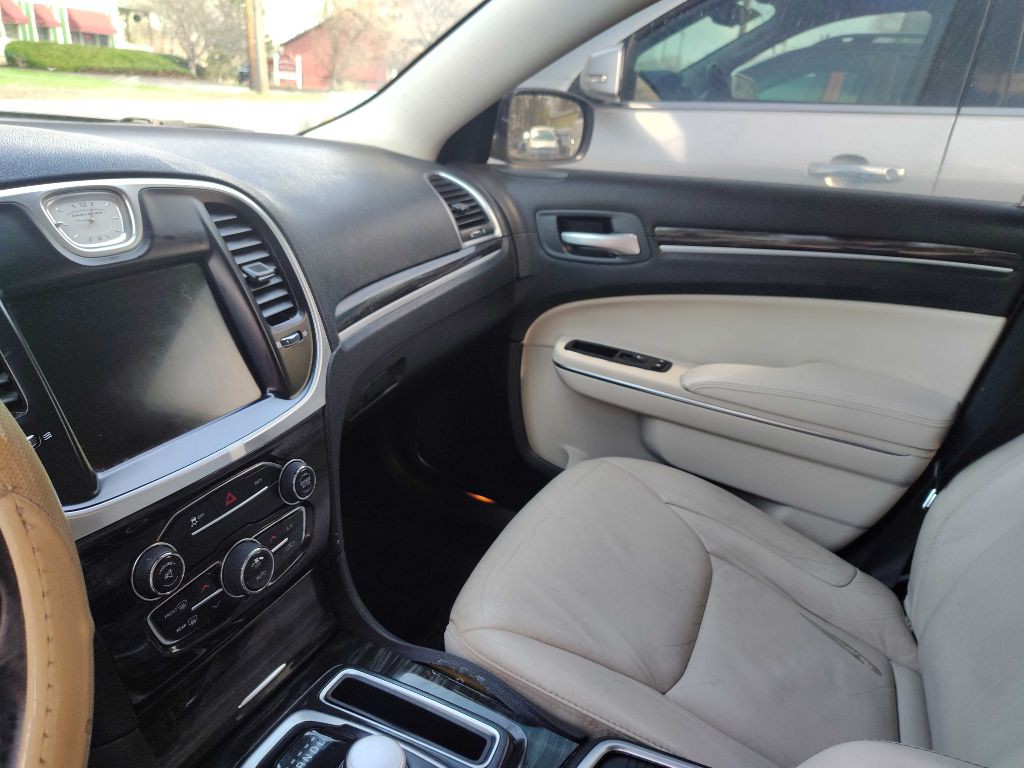 2015 Chrysler 300 Image 12