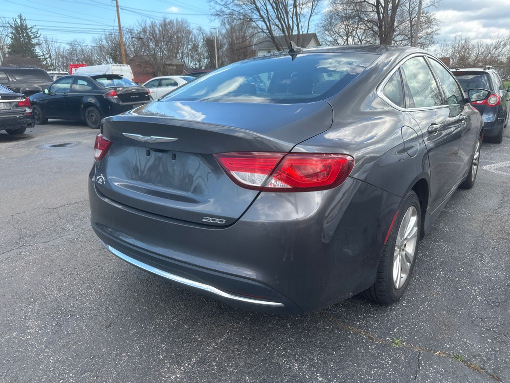 2016 Chrysler 200 Image 4