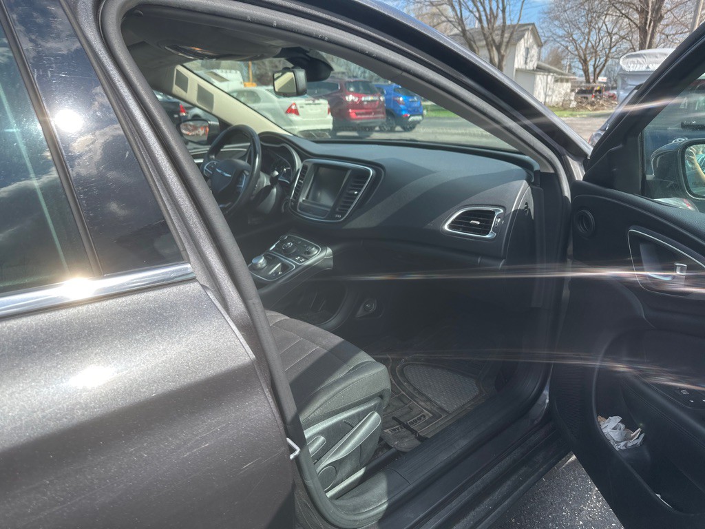 2016 Chrysler 200 Image 7
