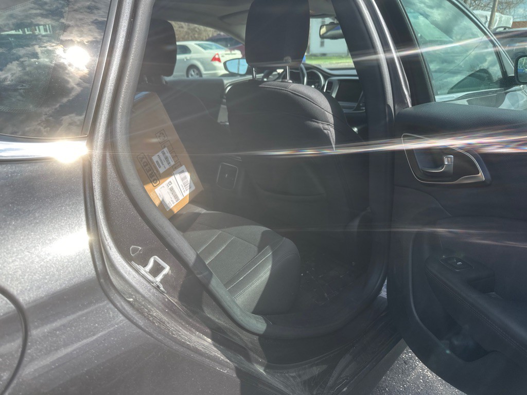 2016 Chrysler 200 Image 8