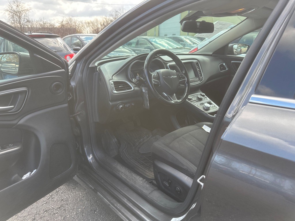 2016 Chrysler 200 Image 10