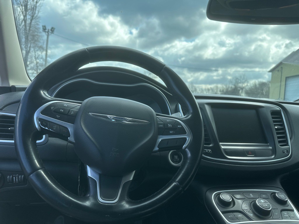 2016 Chrysler 200 Image 11