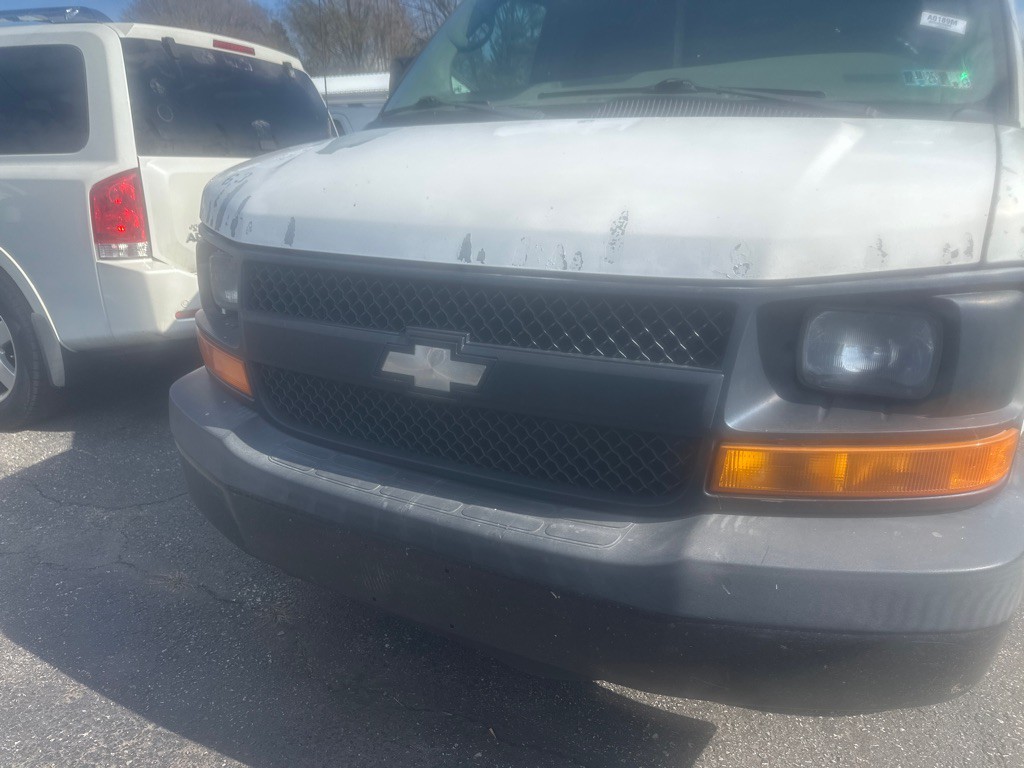 2005 Chevrolet Express Image 2