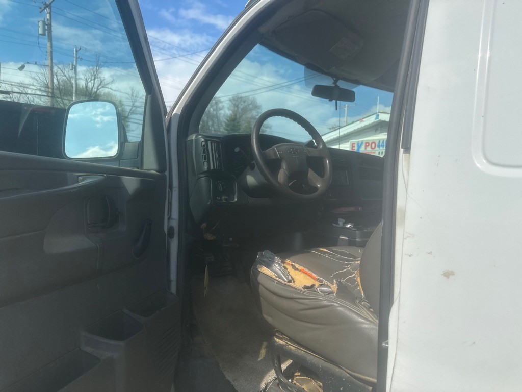 2005 Chevrolet Express Image 8