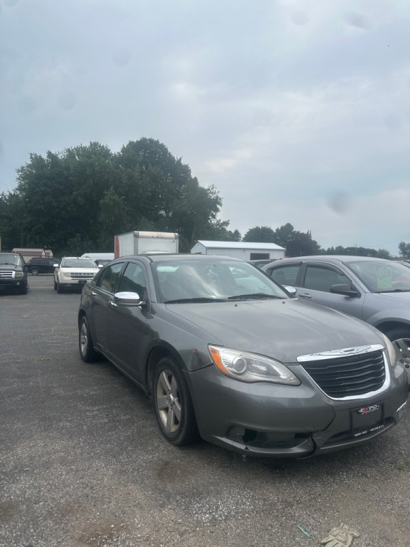 2013 Chrysler 200 Image 1