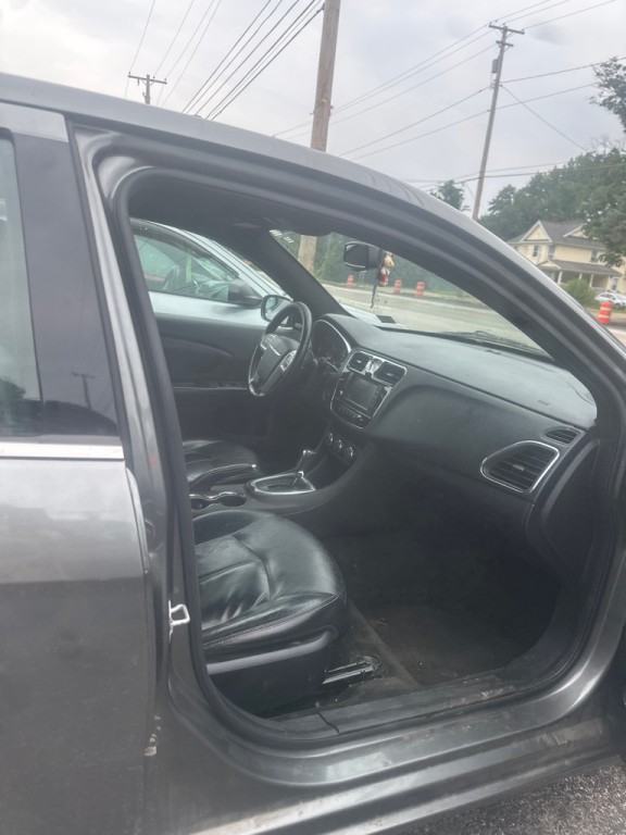 2013 Chrysler 200 Image 10