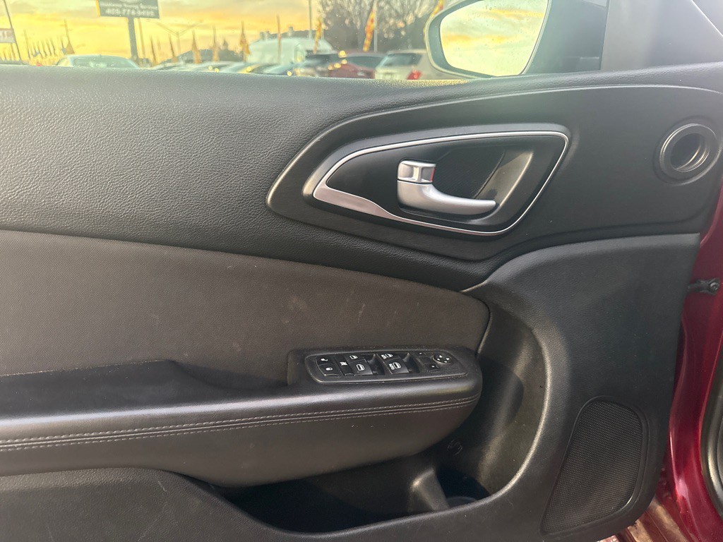 2015 Chrysler 200 Image 9