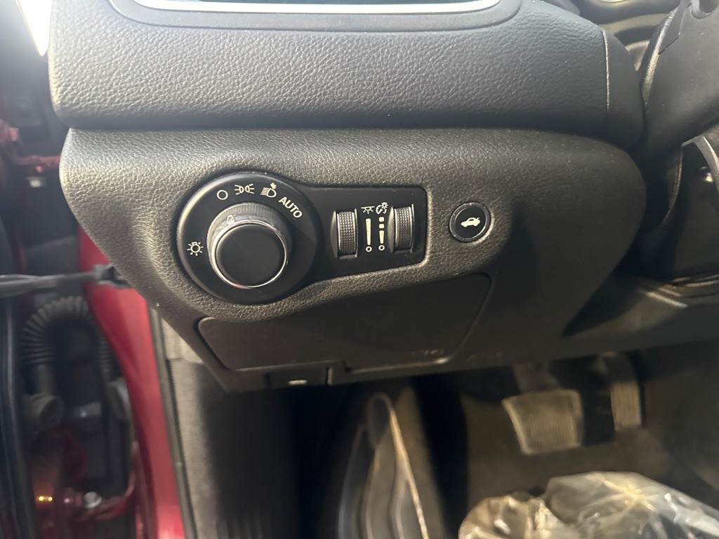 2015 Chrysler 200 Image 10