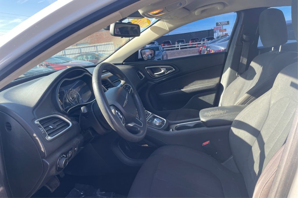 2015 Chrysler 200 Image 9