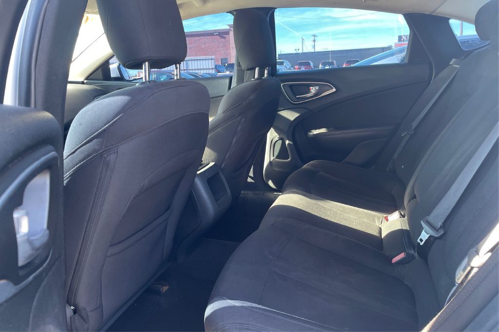 2015 Chrysler 200 Image 11