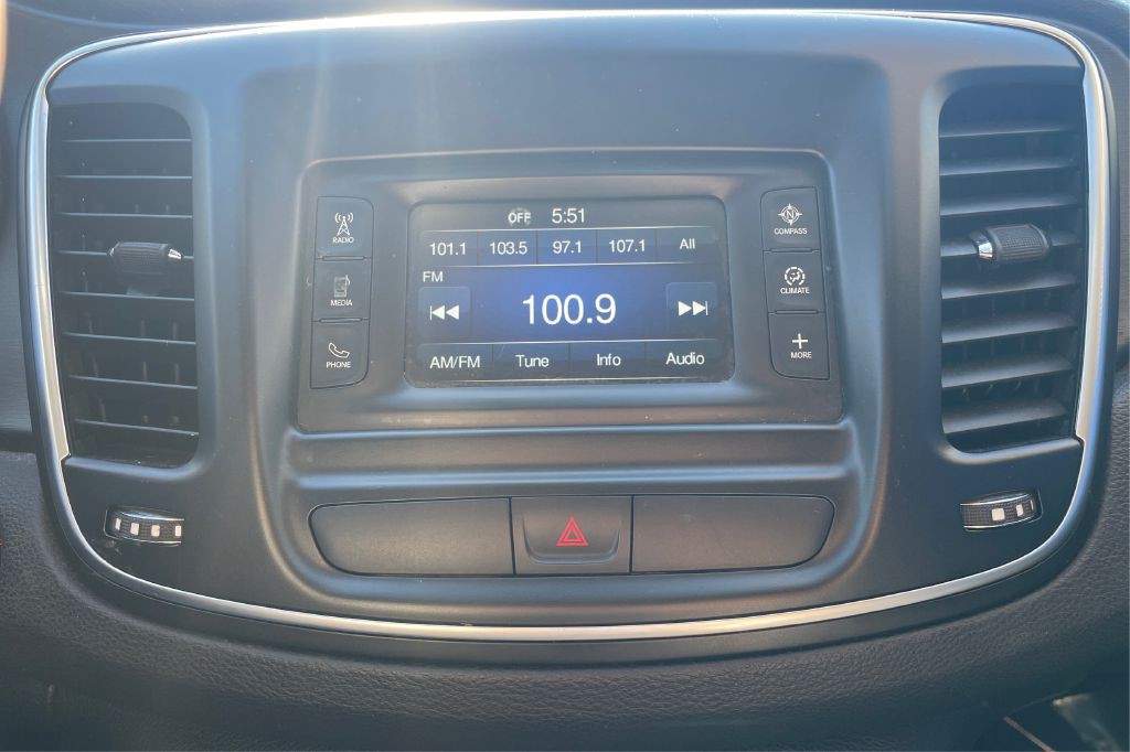 2015 Chrysler 200 Image 14