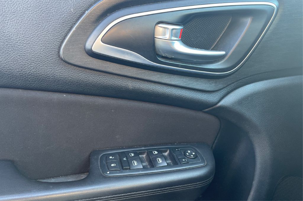 2015 Chrysler 200 Image 16