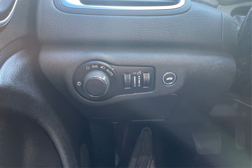 2015 Chrysler 200 Image 17