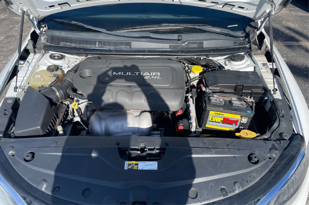2015 Chrysler 200 Image 19