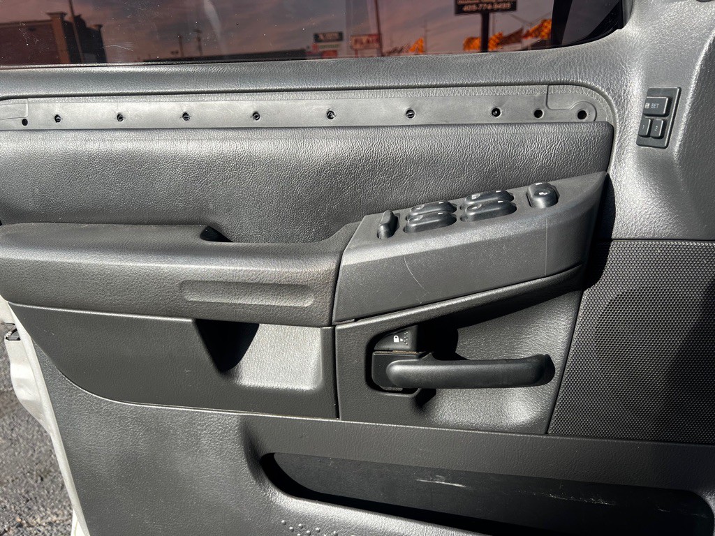 2004 Ford Explorer Image 5