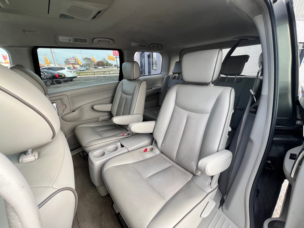 2015 Nissan Quest Image 17