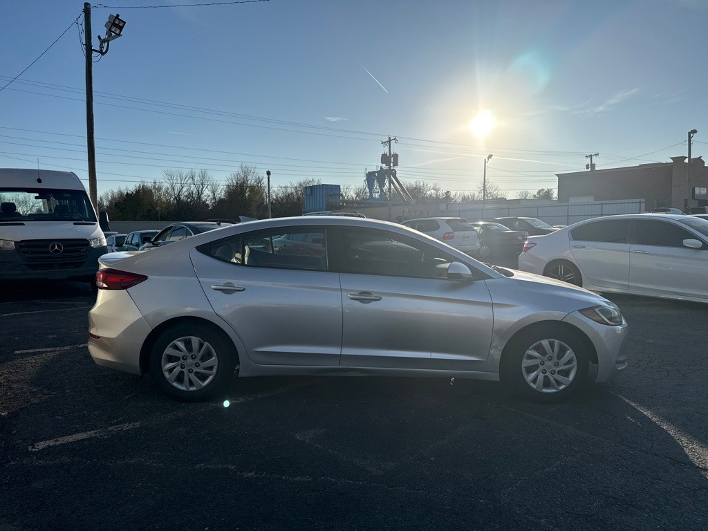 2017 Hyundai Elantra Image 4