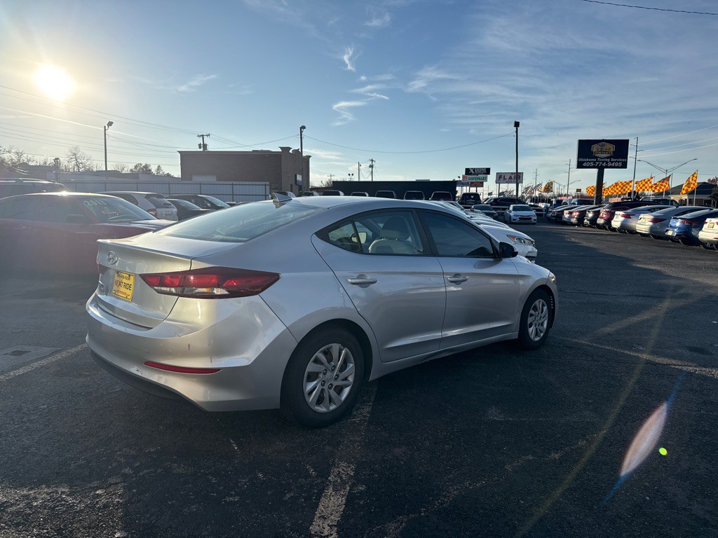 2017 Hyundai Elantra Image 5