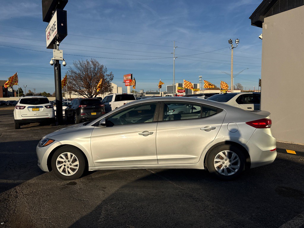 2017 Hyundai Elantra Image 8