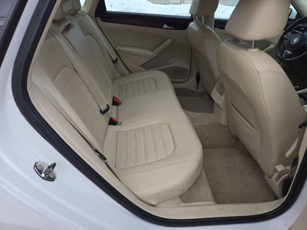 2012 Volkswagen Passat Image 13
