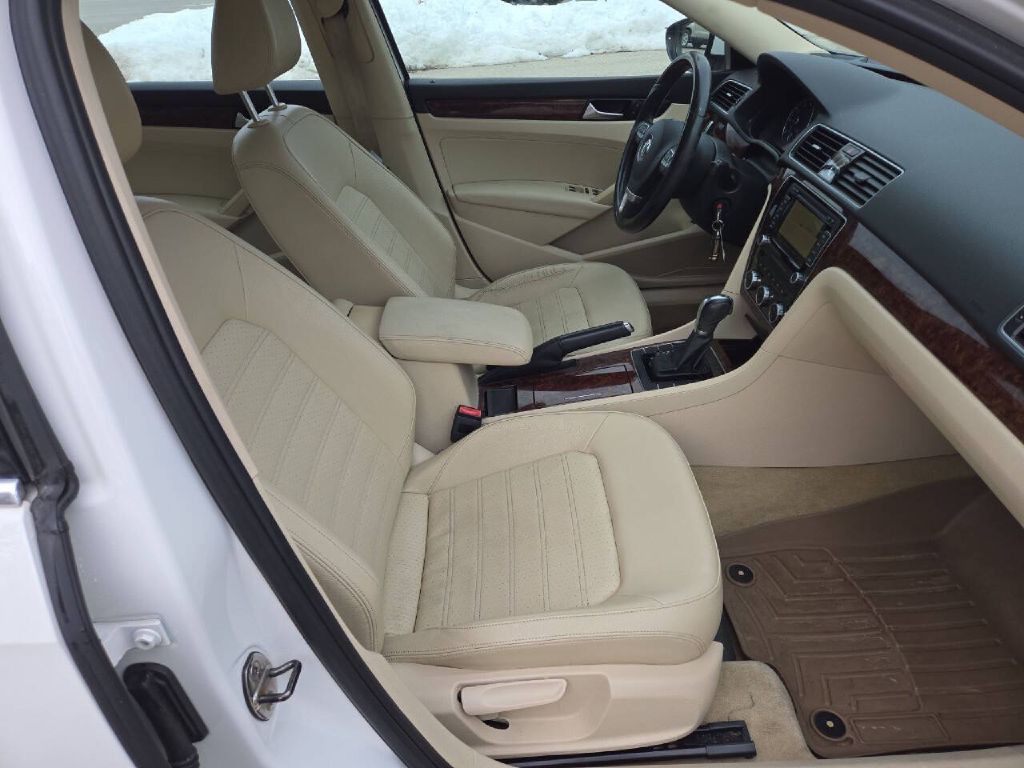 2012 Volkswagen Passat Image 14