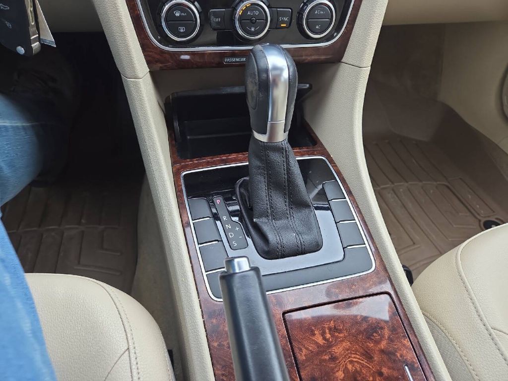 2012 Volkswagen Passat Image 9