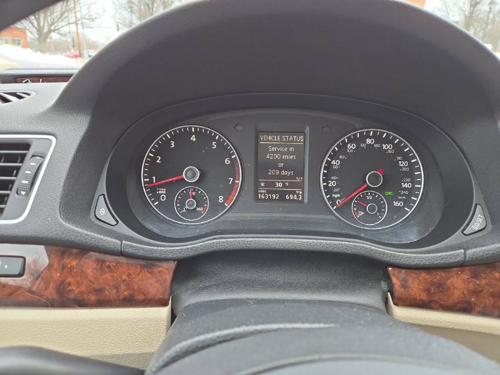 2012 Volkswagen Passat Image 10