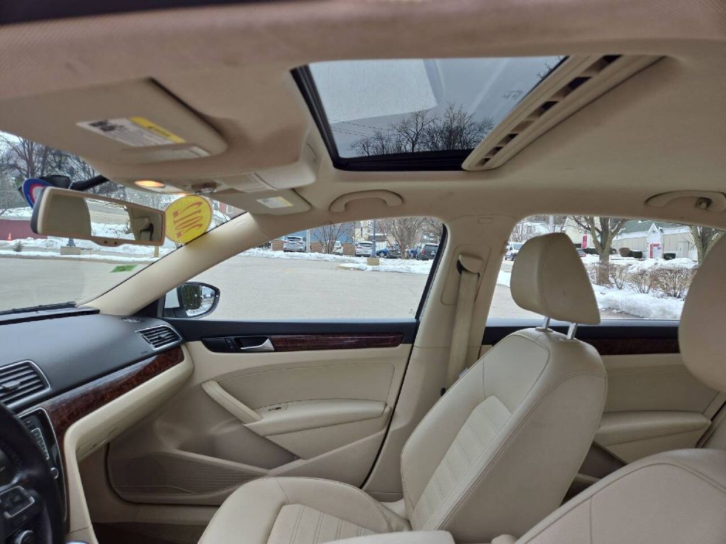 2012 Volkswagen Passat Image 11