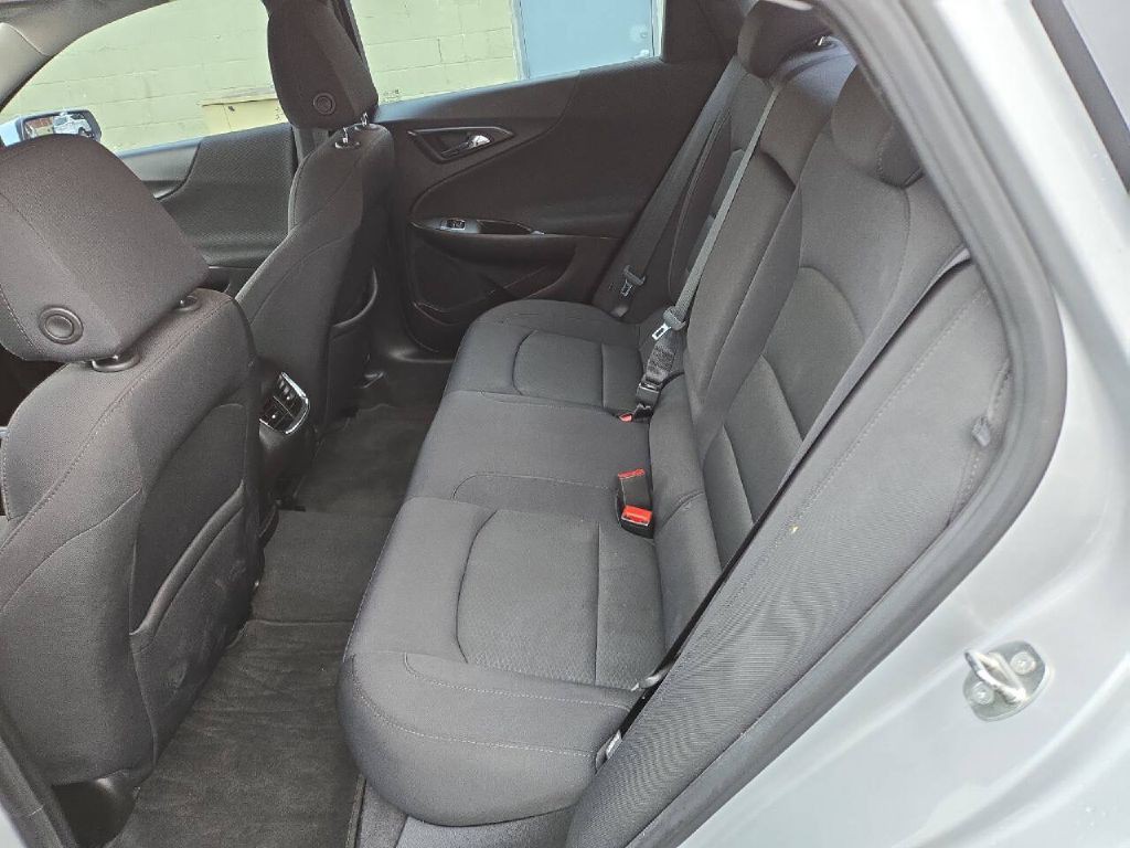 2017 Chevrolet Malibu Image 8