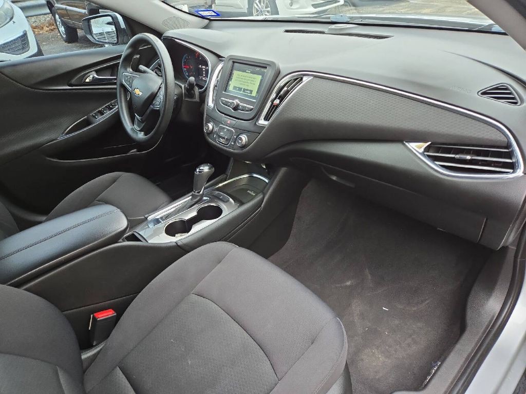 2017 Chevrolet Malibu Image 9