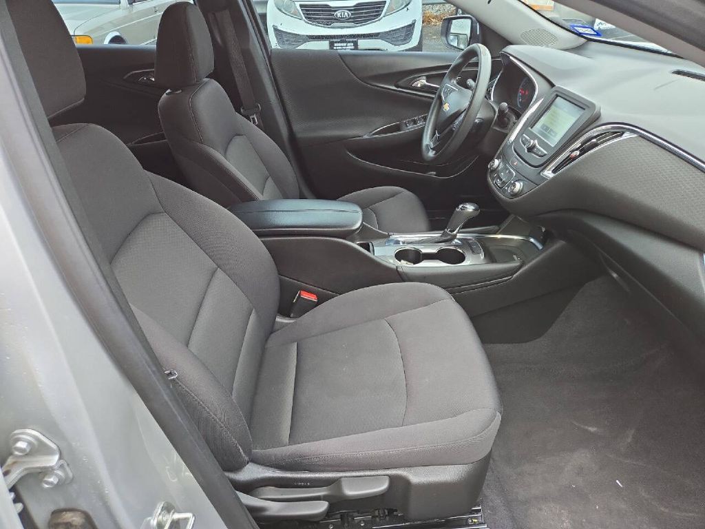 2017 Chevrolet Malibu Image 10
