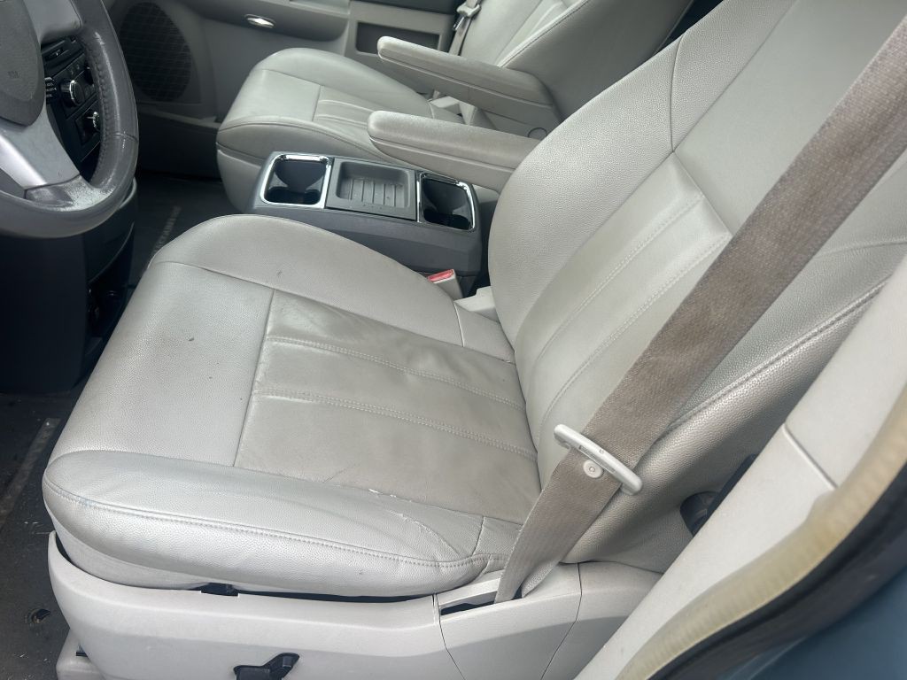 2008 Chrysler Town & Country Image 8