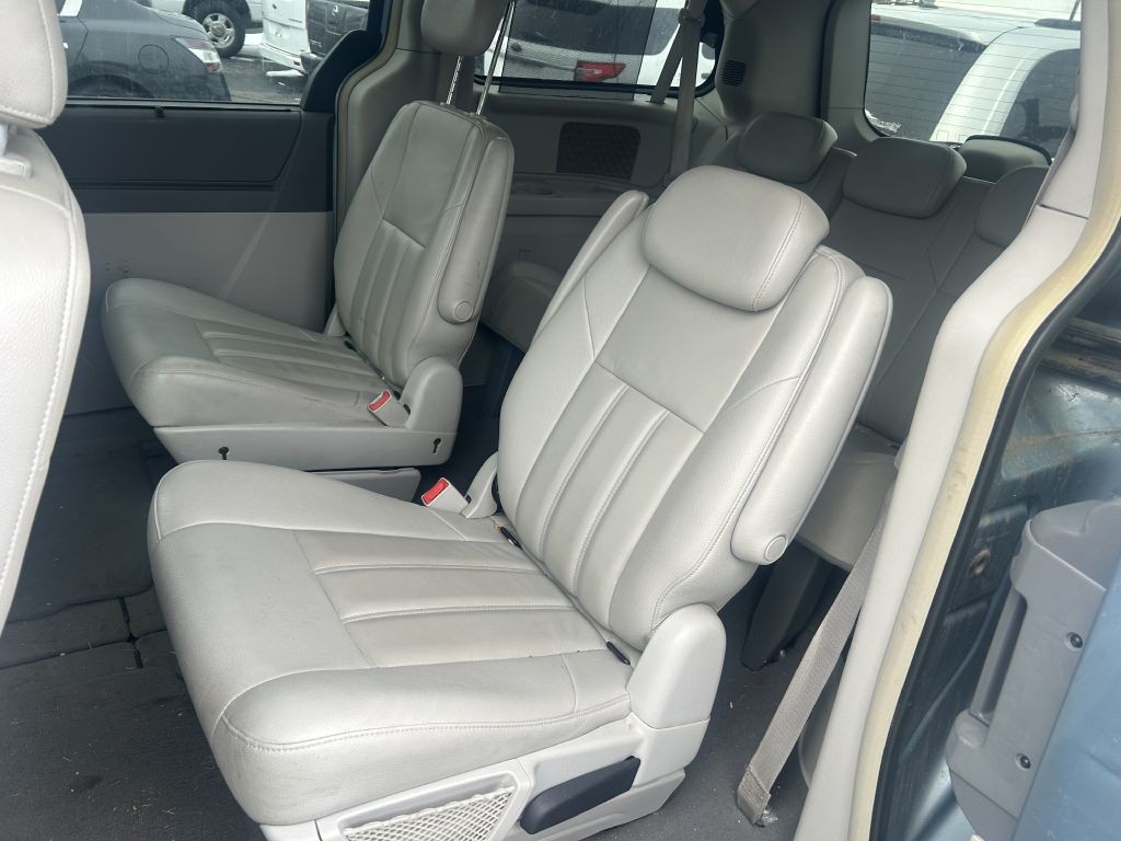 2008 Chrysler Town & Country Image 9