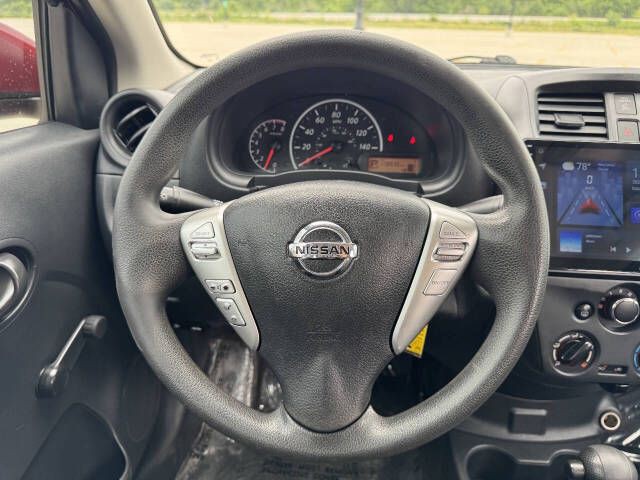 2017 Nissan Versa Image 11